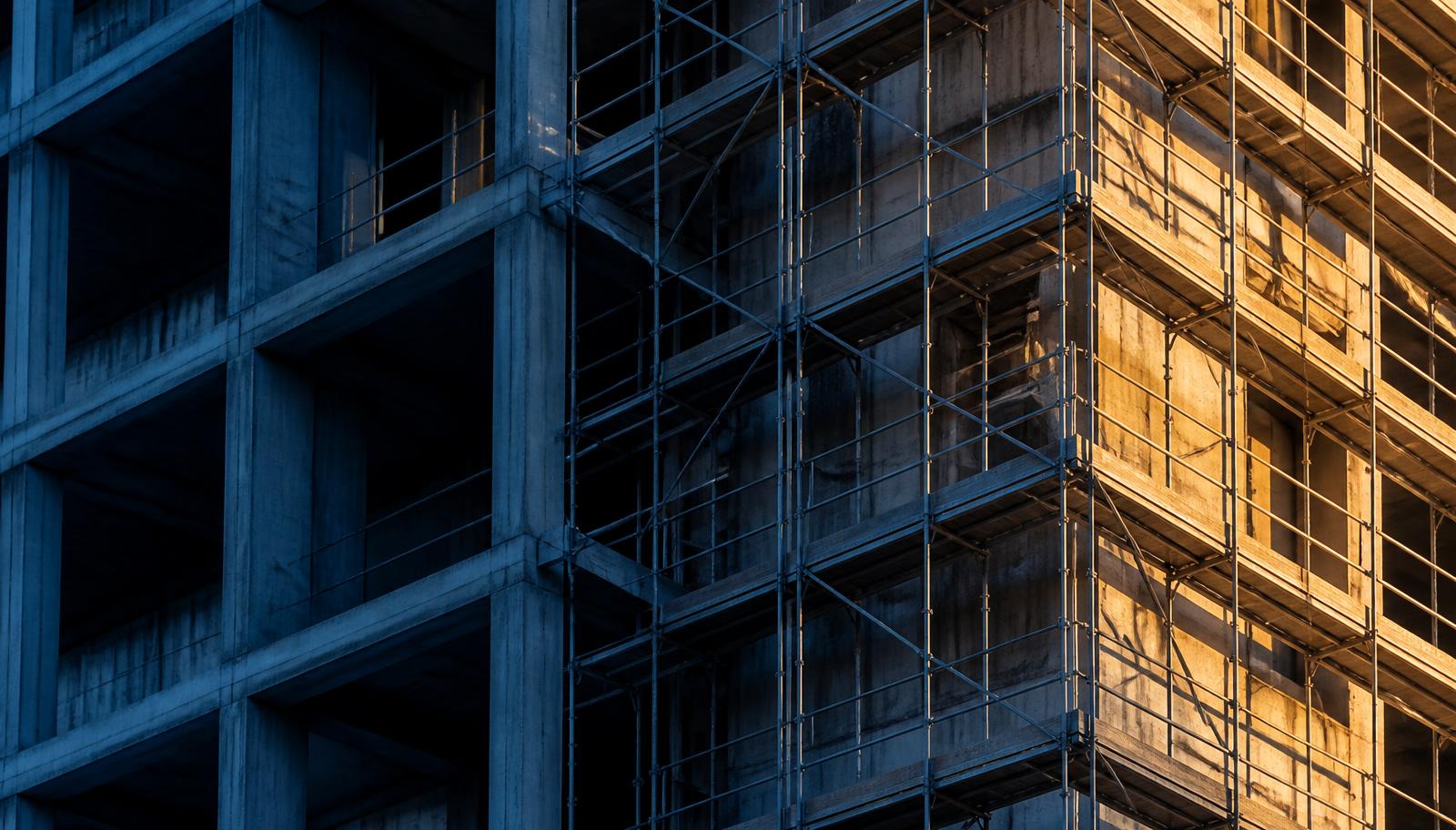 Échafaudages et travaux de réhabilitation technique sur un immeuble à Madrid