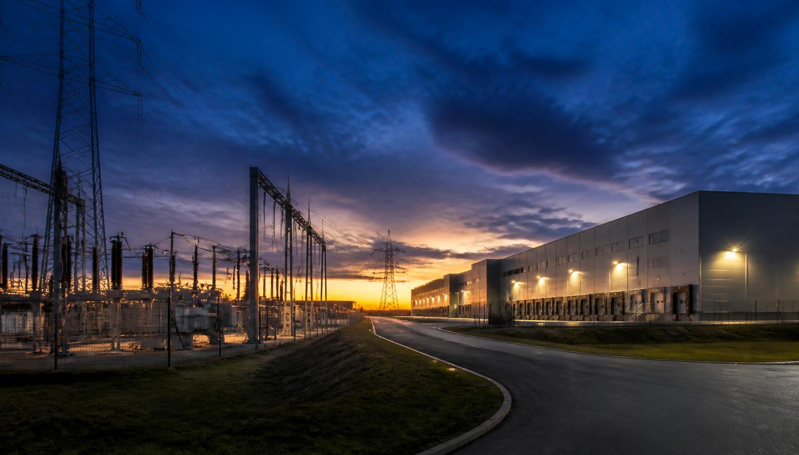 Entrepôt logistique avec poste de transformation électrique dans une zone industrielle